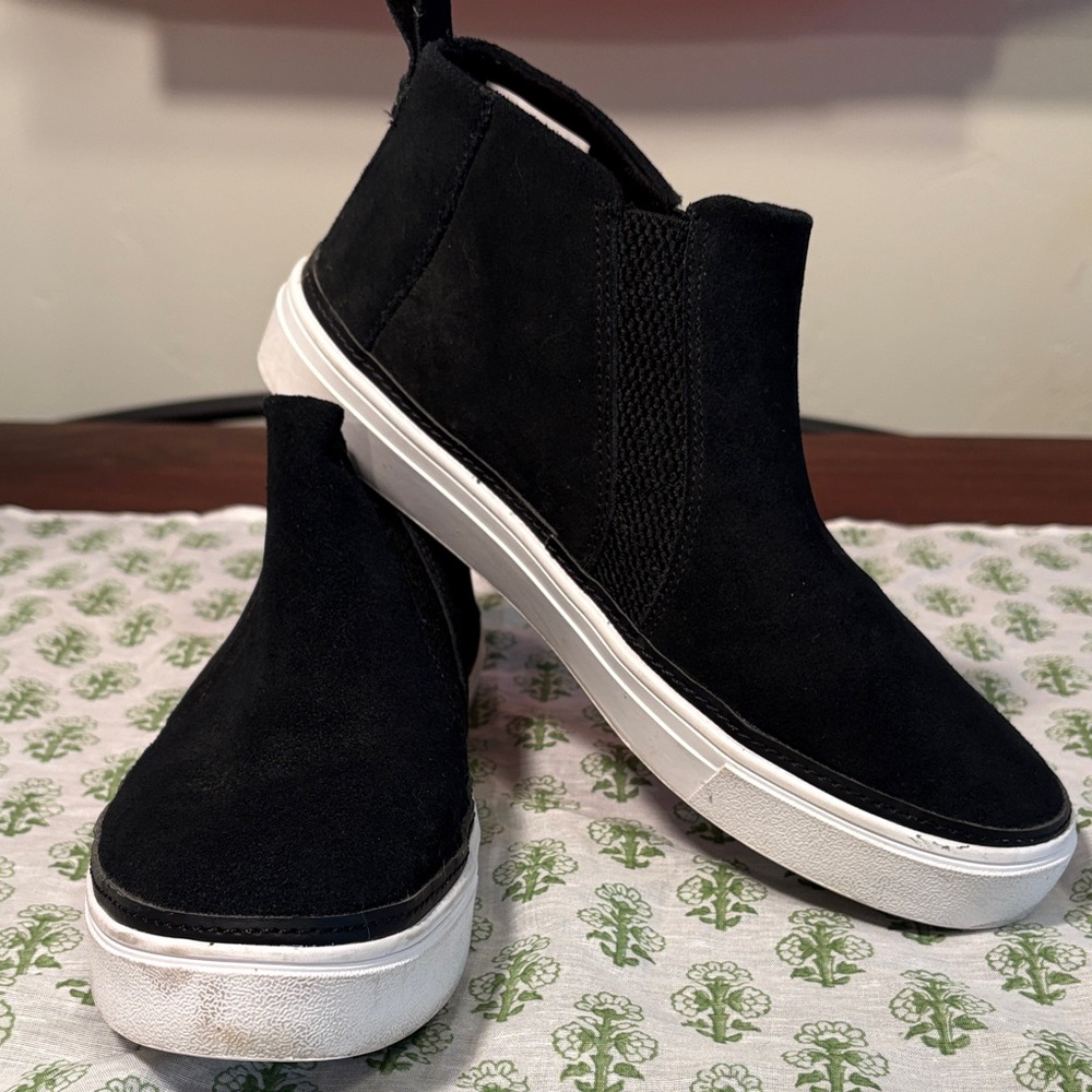 Toms high top slip on suede sneaker womens 8.5 black EUC like new